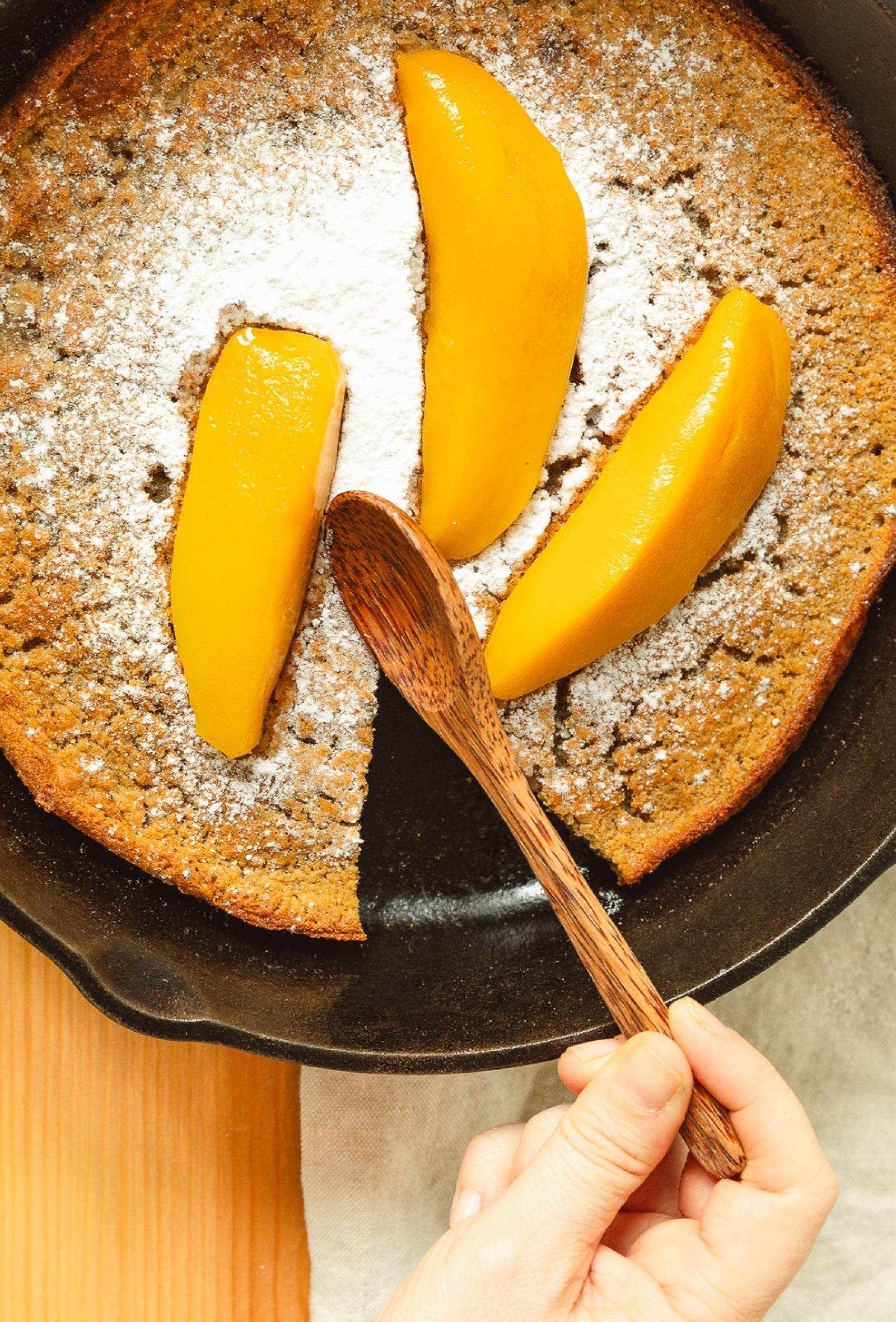 Fonio-Ofenpfannkuchen mit Mango